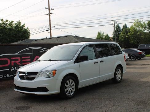 Used 2019 Dodge Grand Caravan SE w/ UConnect Hands-Free Group FWD image 1