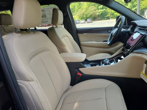 New 2025 Jeep Grand Cherokee Limited w/ Luxury Tech Group II image 28