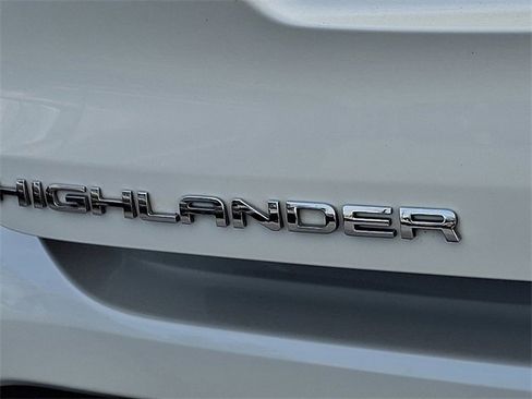 Certified 2021 Toyota Highlander XLE image 30