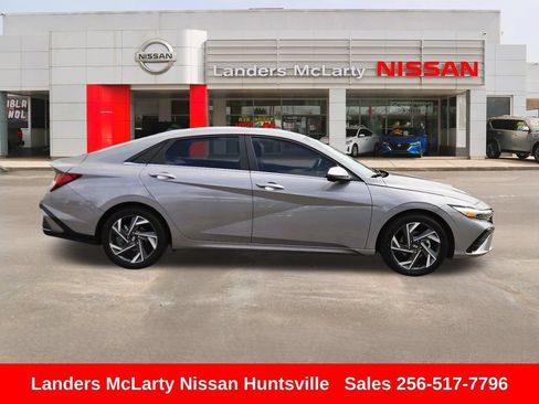 Used 2024 Hyundai Elantra Limited FWD image 2
