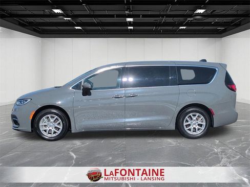 Used 2023 Chrysler Pacifica Touring-L image 2