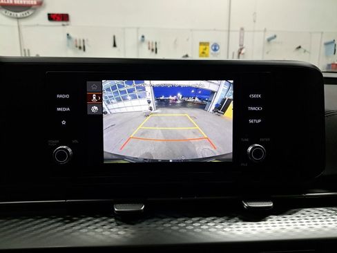 Used 2024 Kia Carnival LX image 25