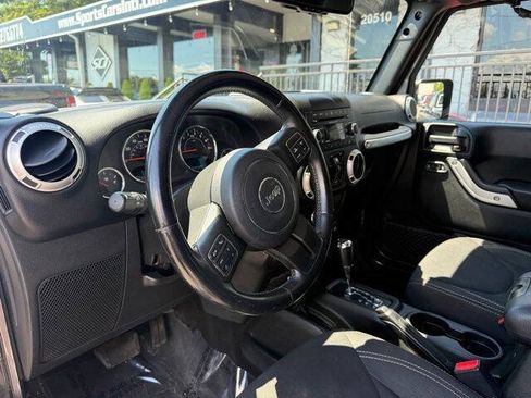 Used 2018 Jeep Wrangler Unlimited Sahara w/ Connectivity Group AWD/4WD image 14