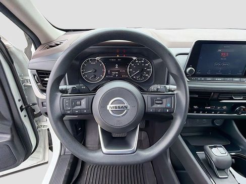 Used 2021 Nissan Rogue SV image 11