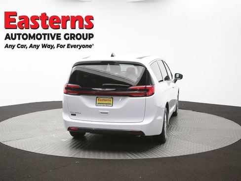 Used 2023 Chrysler Pacifica Touring-L FWD image 40
