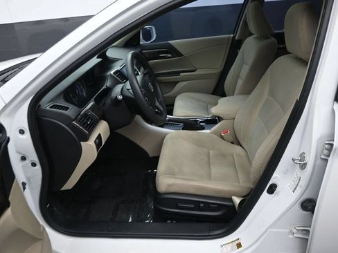 Used 2017 Honda Accord EX image 11