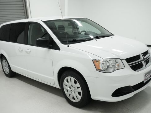 Used 2018 Dodge Grand Caravan SE w/ UConnect Hands-Free Group image 3