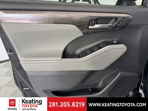 New 2026 Toyota Highlander Platinum image 12