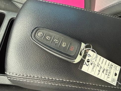 Used 2019 Ford Escape SE w/ Ford Safe & Smart Package AWD/4WD image 17
