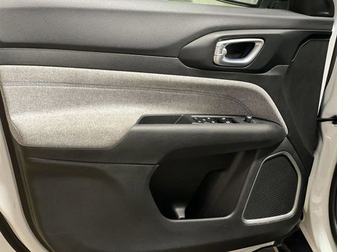 Used 2024 Jeep Compass Latitude image 12