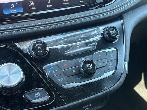 New 2026 Chrysler Pacifica Select AWD/4WD image 21