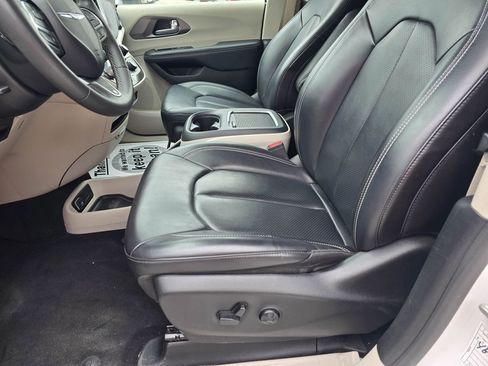 Used 2023 Chrysler Pacifica Touring-L FWD image 10