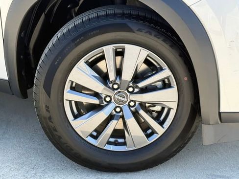 Used 2025 Nissan Pathfinder SV image 2