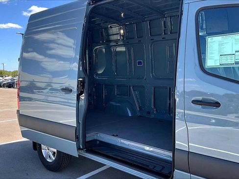 Used 2025 Mercedes-Benz Sprinter 2500 image 19