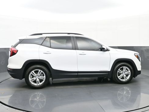 Used 2023 GMC Terrain SLE w/ Driver Convenience Package image 2