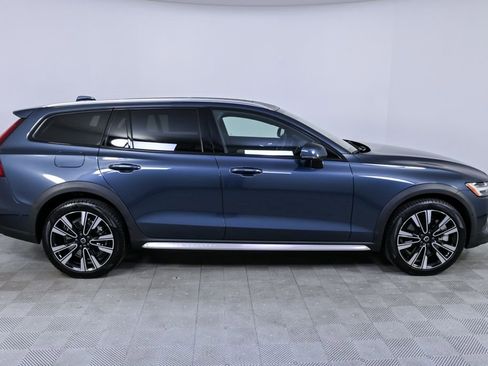 Certified 2025 Volvo V60 B5 Cross Country Ultra image 29
