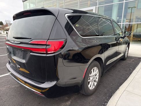 Used 2024 Chrysler Pacifica Touring-L image 3