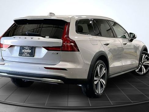 Used 2025 Volvo V60 B5 Cross Country Plus AWD/4WD image 3