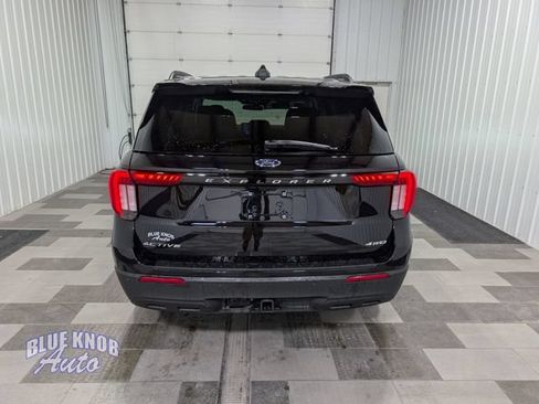 Used 2025 Ford Explorer Active AWD/4WD image 3