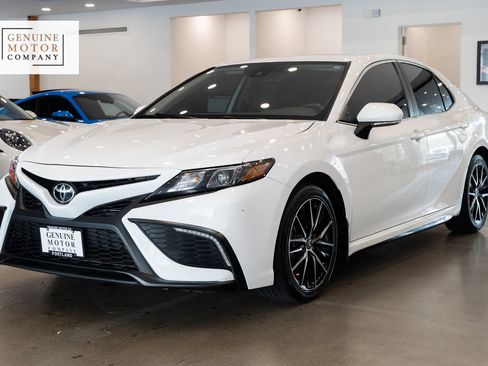 Used 2024 Toyota Camry SE FWD image 1