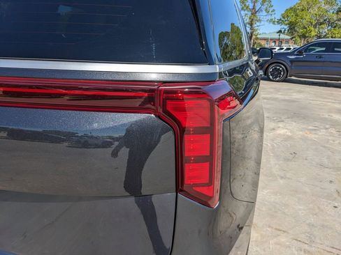 Certified 2025 Kia Carnival image 11