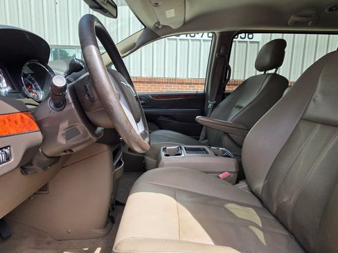 Used 2015 Chrysler Town & Country Touring FWD image 10