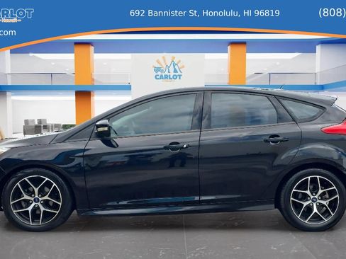 Used 2016 Ford Focus SE w/ SE Sport Package FWD image 2