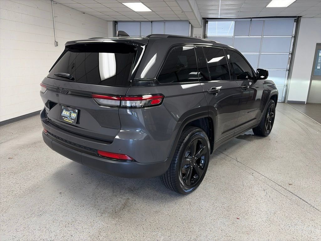 Certified 2024 Jeep Grand Cherokee Altitude AWD/4WD image 6