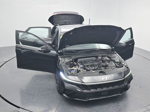 Used 2025 Hyundai Elantra SEL image 48