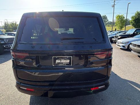 Used 2024 Jeep Wagoneer L Series II AWD/4WD image 9