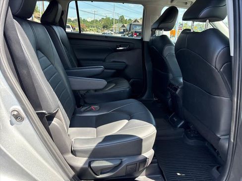 Used 2022 Toyota Highlander XLE AWD/4WD image 7