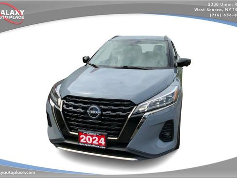 Used 2024 Nissan Kicks SR w/ SR Premium Package FWD image 2