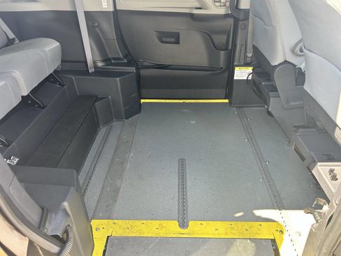 Used 2022 Toyota Sienna LE image 5