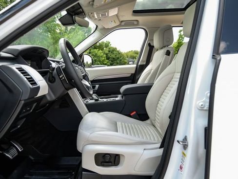 Used 2025 Land Rover Discovery Dynamic SE AWD/4WD image 3
