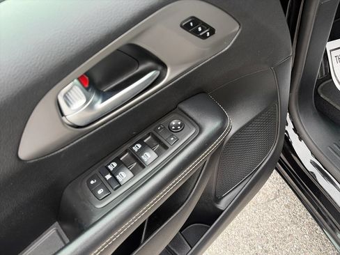 Used 2025 Chrysler Pacifica Select FWD image 12