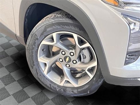 Used 2025 Chevrolet Trax LT w/ LT Convenience Package image 29