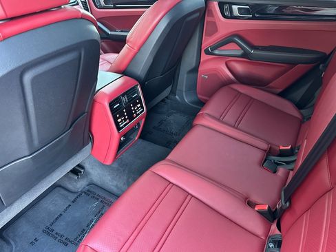 Used 2022 Porsche Cayenne S image 11