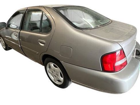 Used 2000 Nissan Altima XE FWD image 3