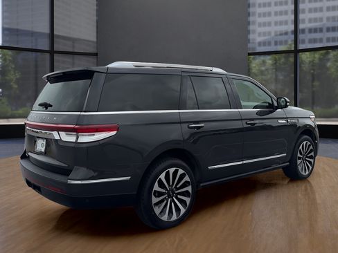 Used 2023 Lincoln Navigator Reserve RWD image 5