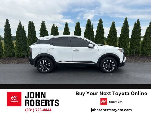 Used 2025 Nissan Kicks SV AWD/4WD image 1