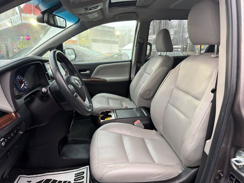 Used 2016 Toyota Sienna Limited image 11