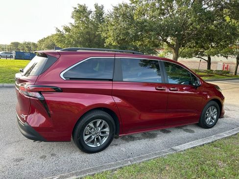 Used 2022 Toyota Sienna XLE w/ XLE Plus Package FWD image 6