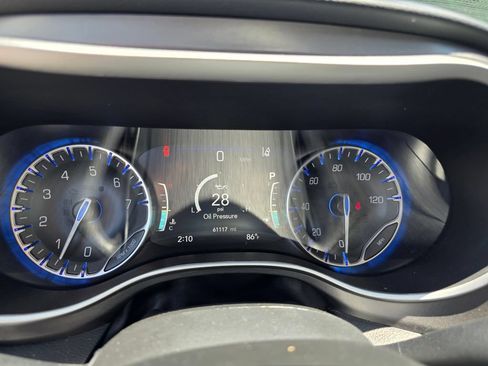 Used 2024 Chrysler Pacifica Touring-L FWD image 21