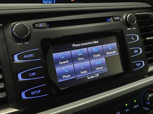 Used 2019 Toyota Highlander LE AWD/4WD image 16