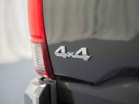 Used 2018 Toyota Tacoma SR5 AWD/4WD image 8