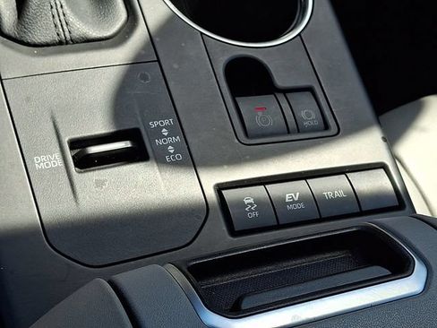 Used 2021 Toyota Highlander XLE AWD/4WD image 25