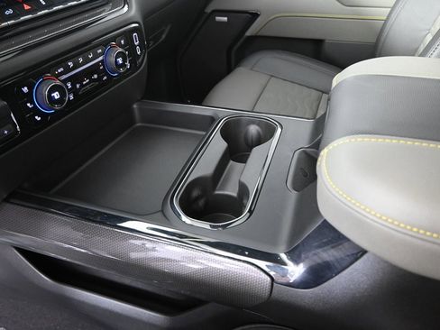 Used 2025 Chevrolet Silverado 2500 ZR2 w/ Technology Package image 32