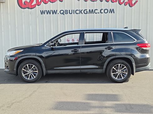 Used 2019 Toyota Highlander XLE AWD/4WD image 4