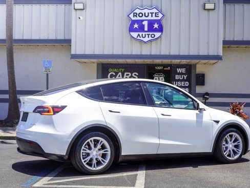Used 2021 Tesla Model Y Long Range AWD/4WD image 3