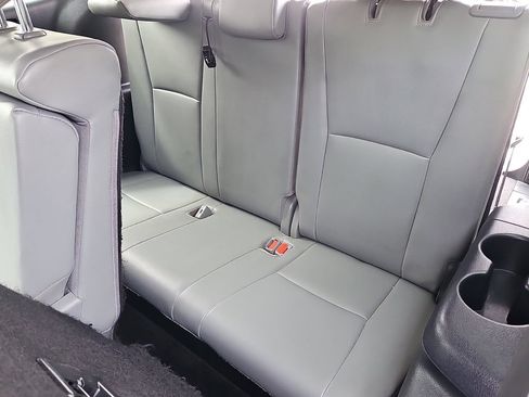 Used 2022 Toyota Highlander XLE AWD/4WD image 30